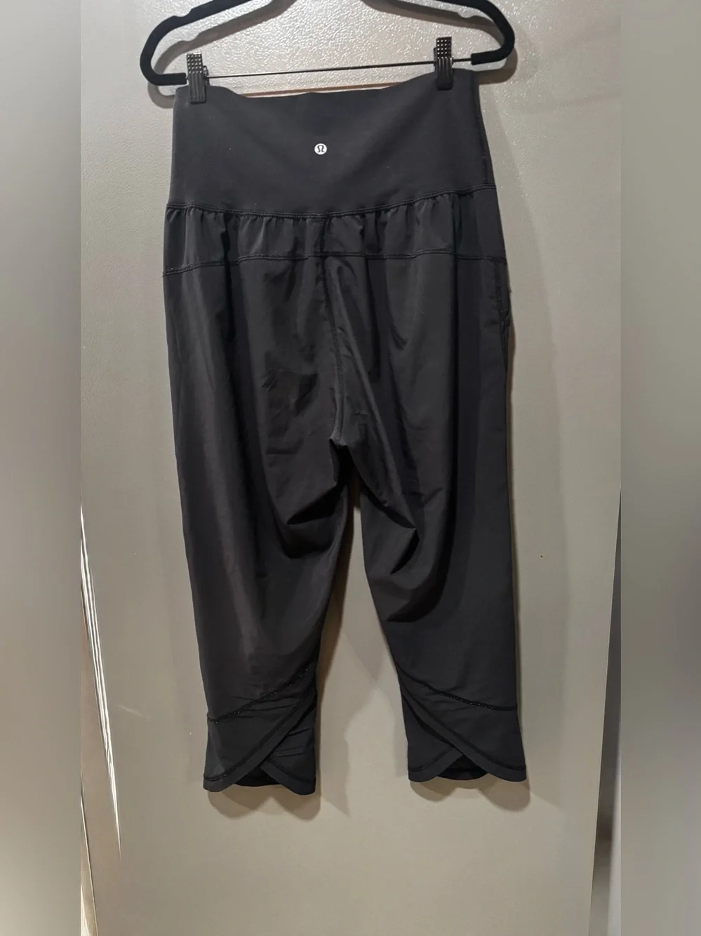 lululemon athletica Black Cropped Wrap-Hem Capris